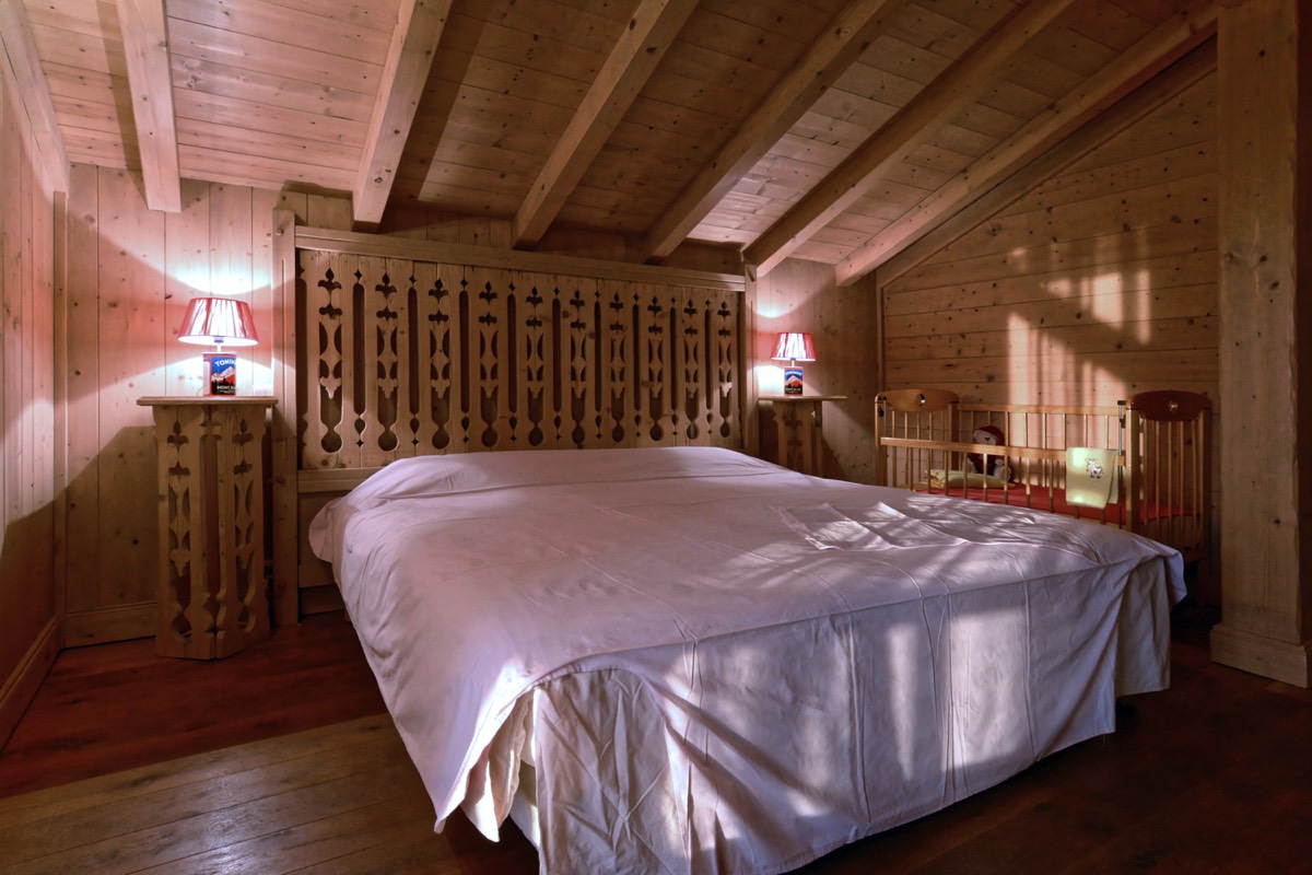 Chalet Perla de Na : a bedroom