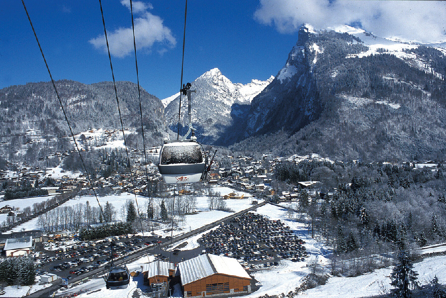 Télébenne Grand Massif Express-Samoëns- Vue aérienne sur le village 