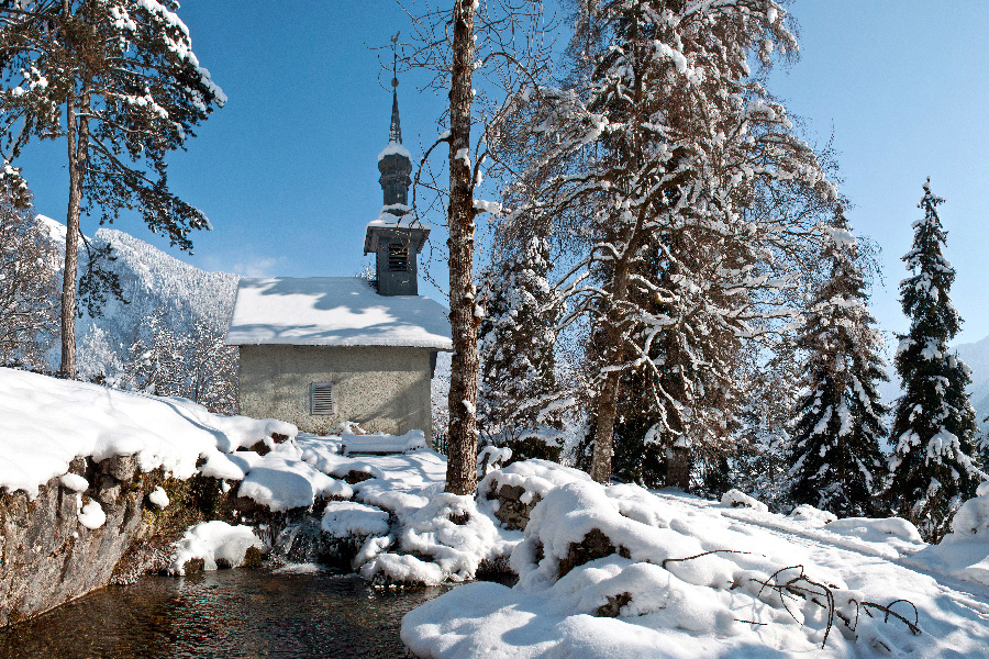 Samoëns-Une chapelle sous la neige.