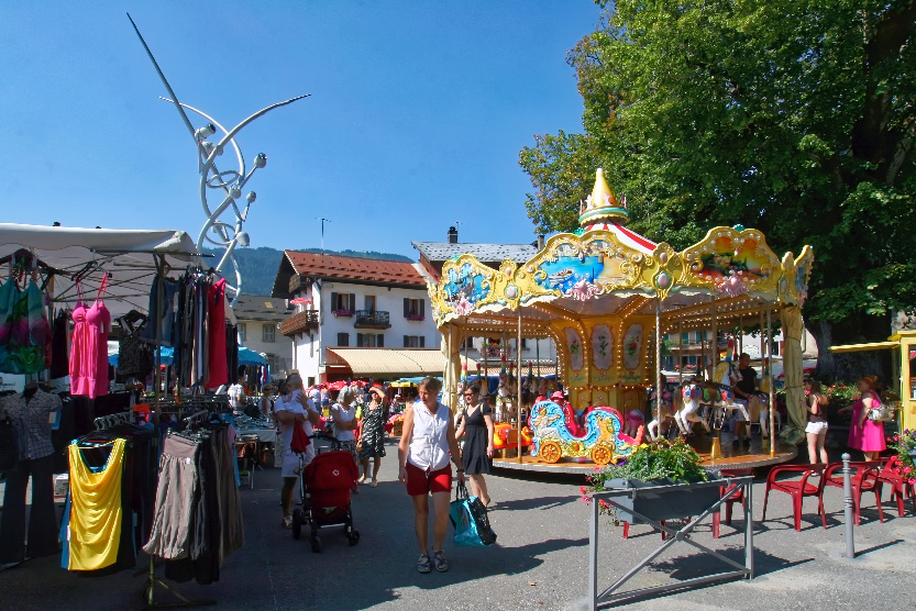 Samoëns-Le marché sur la place