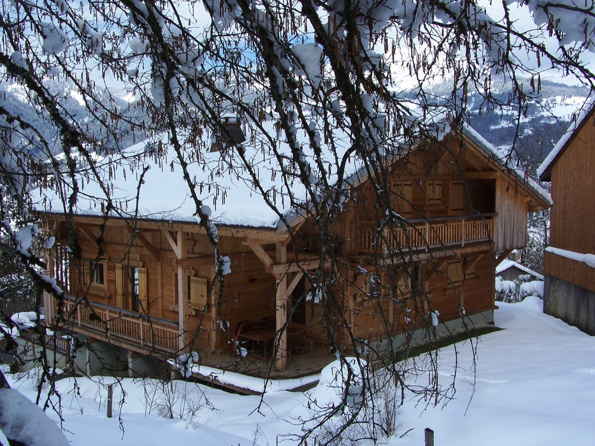 The chalet Perla de Na in winter